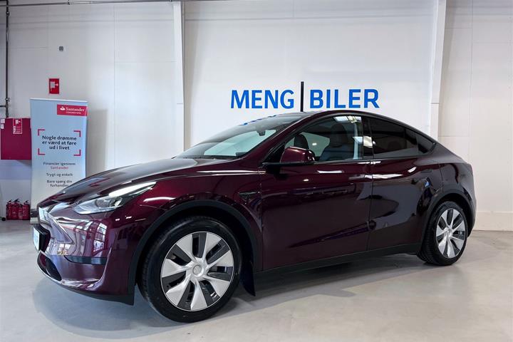 Rød Tesla Model Y fra 2023