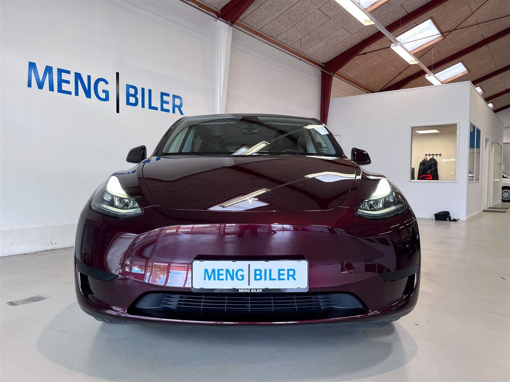 Rød Tesla Model Y fra 2023