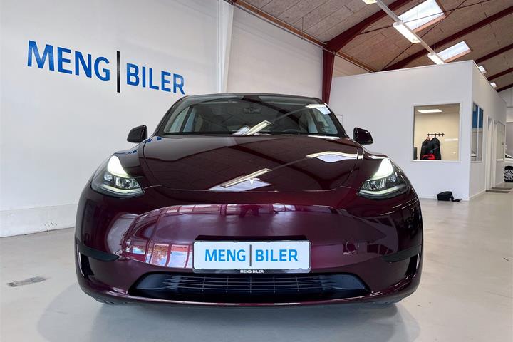 Rød Tesla Model Y fra 2023