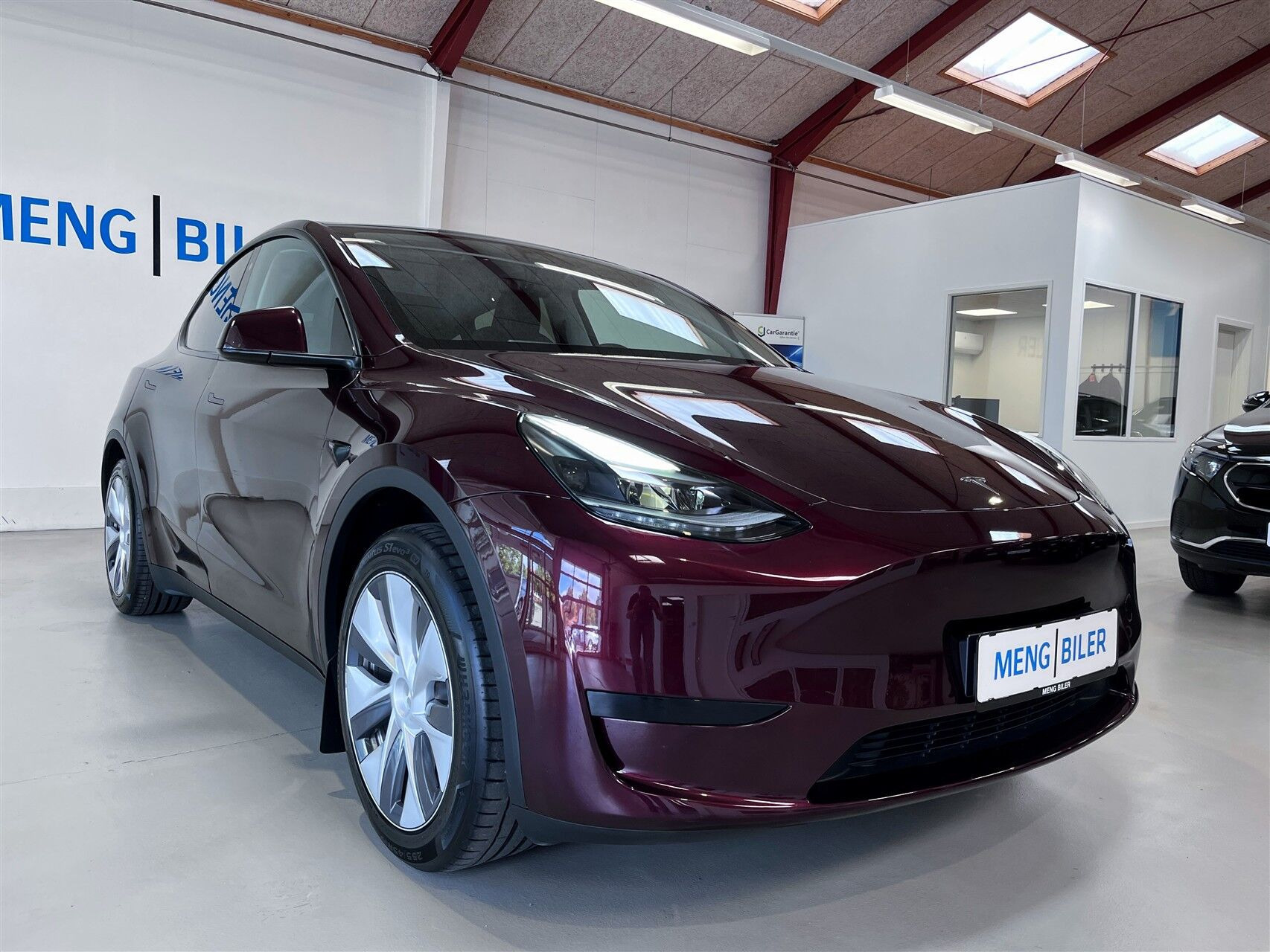 Rød Tesla Model Y fra 2023
