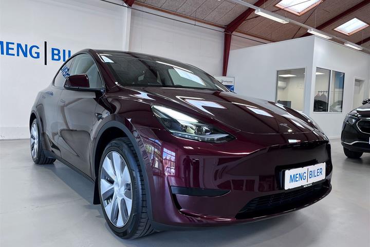 Rød Tesla Model Y fra 2023
