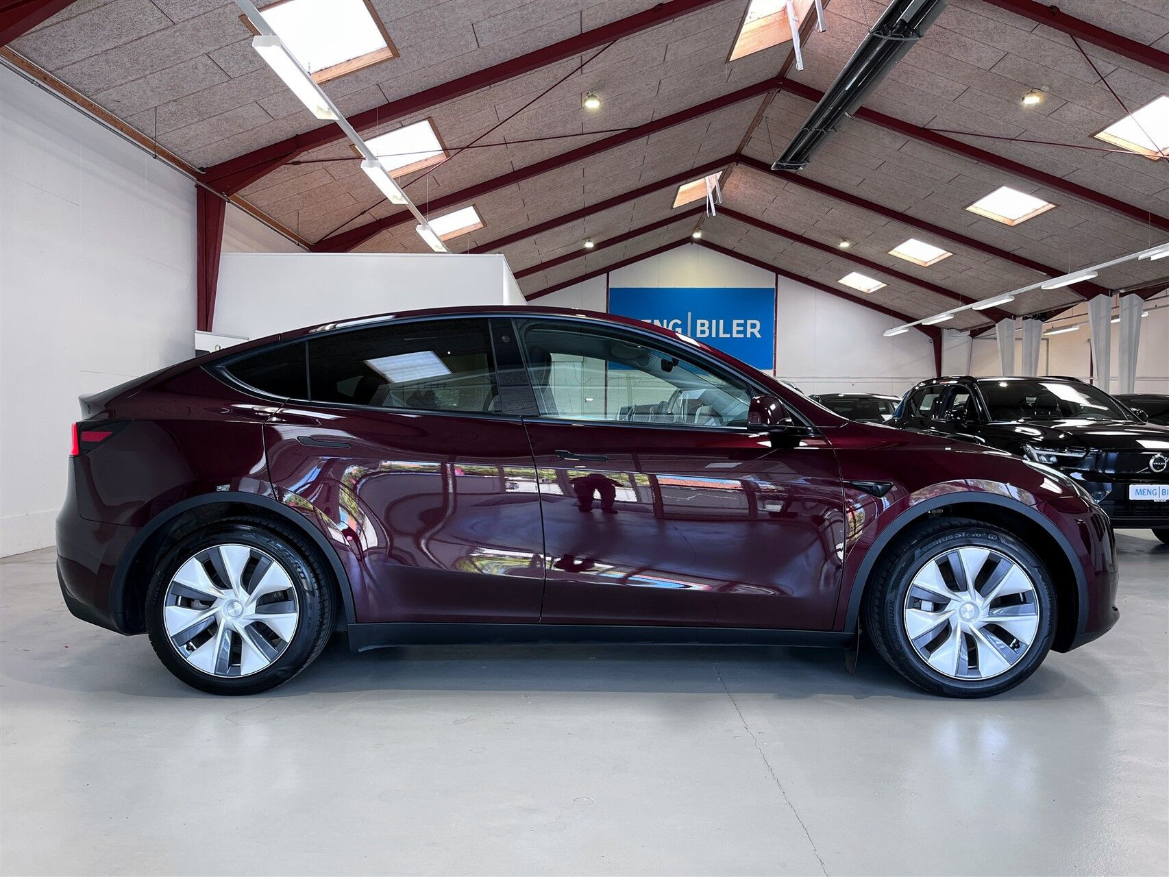 Rød Tesla Model Y fra 2023