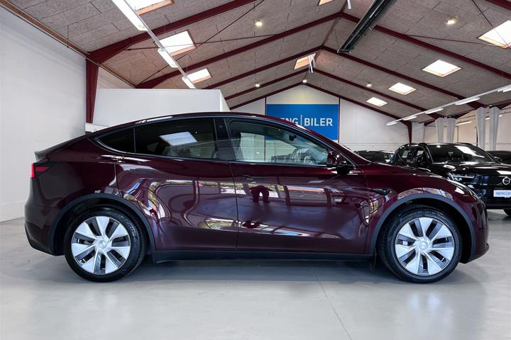 Rød Tesla Model Y fra 2023