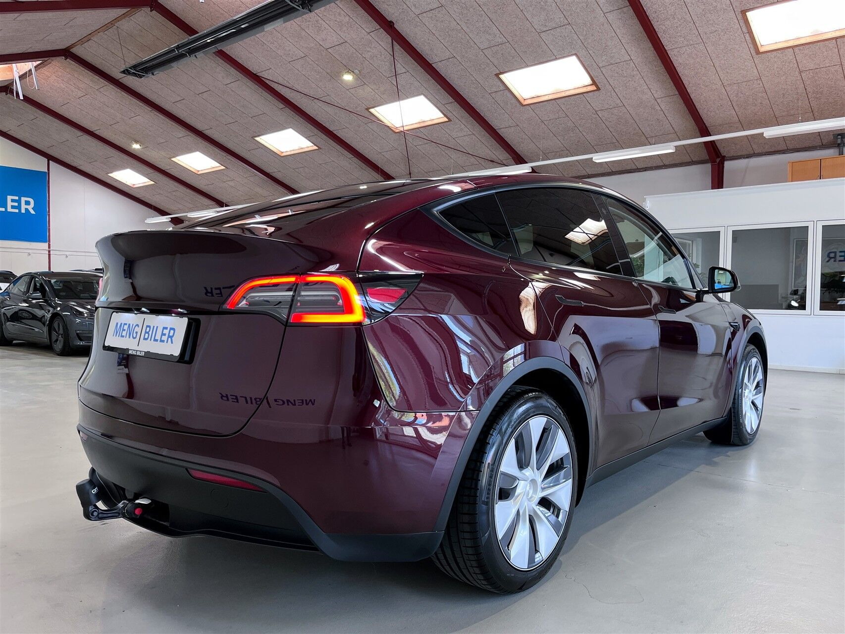 Rød Tesla Model Y fra 2023