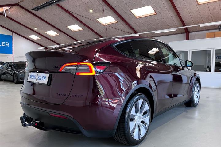 Rød Tesla Model Y fra 2023