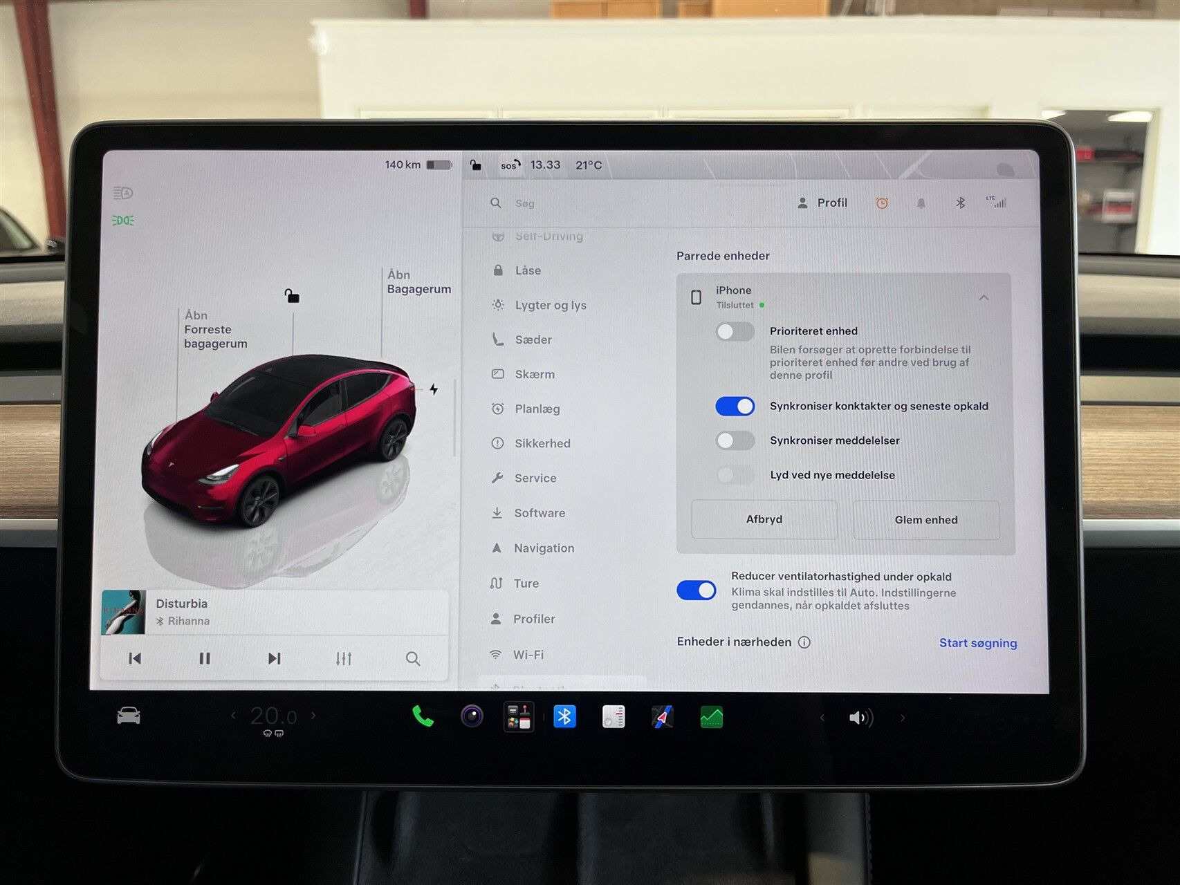 Rød Tesla Model Y fra 2023