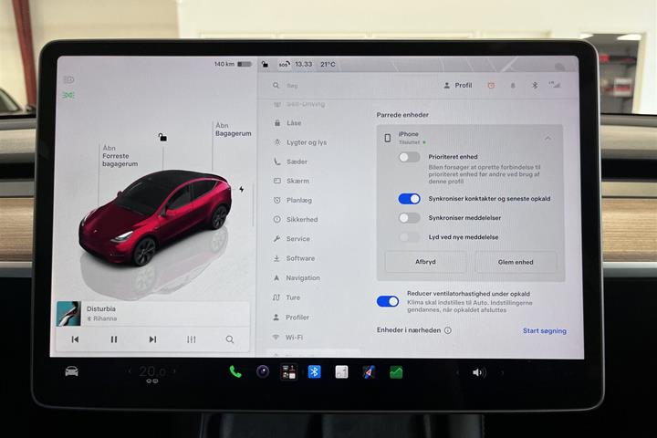 Rød Tesla Model Y fra 2023
