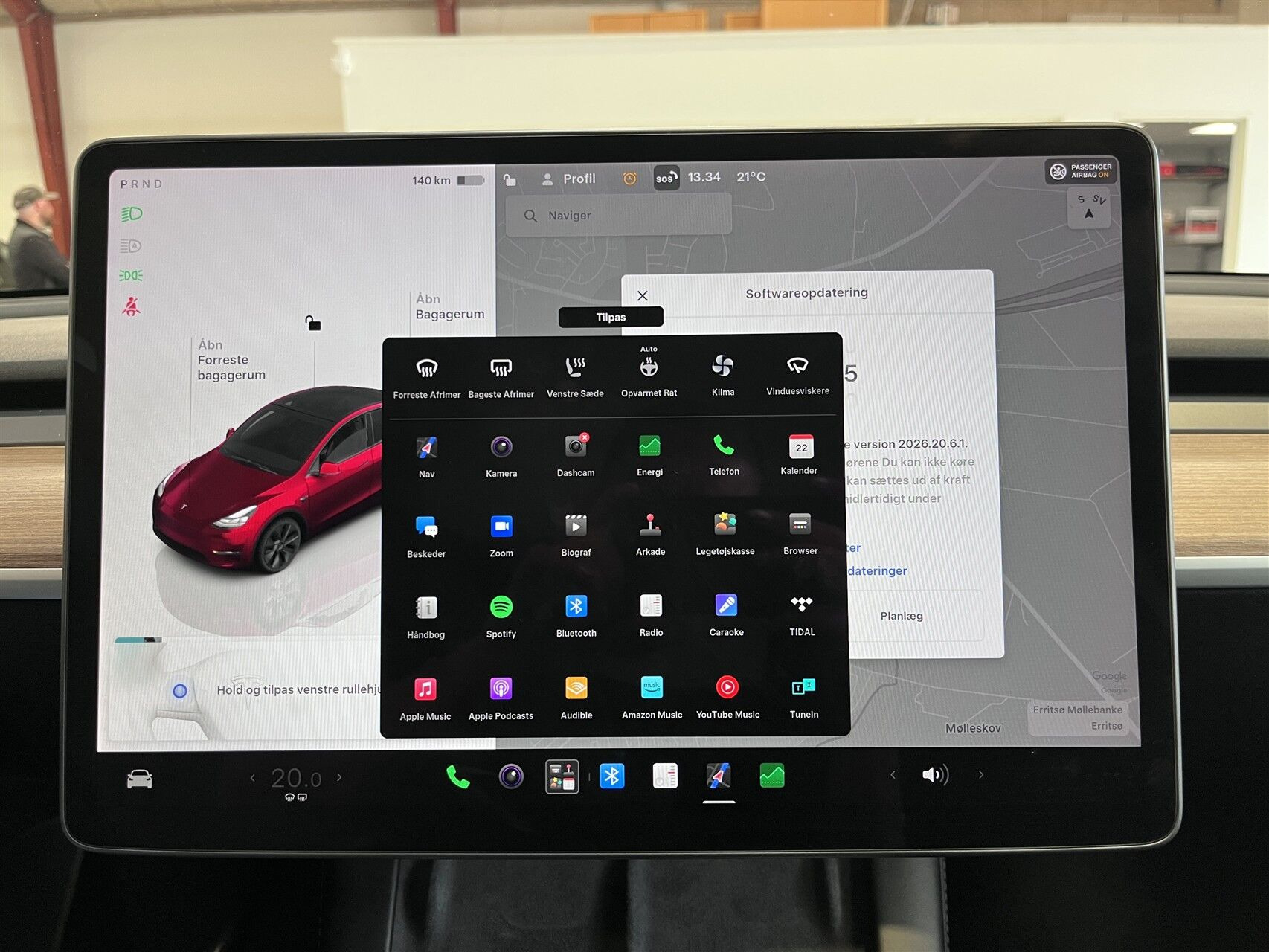 Rød Tesla Model Y fra 2023
