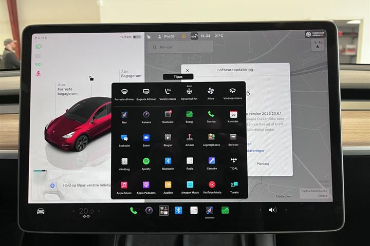 Rød Tesla Model Y fra 2023