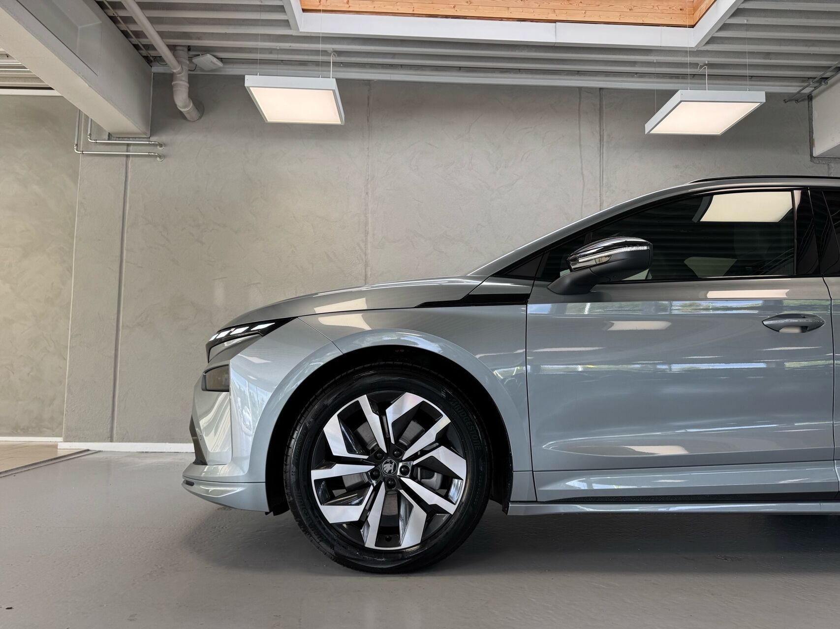 Grå Skoda Enyaq fra 2026