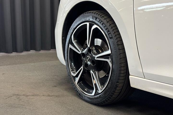 Hvid Opel Corsa fra 2020