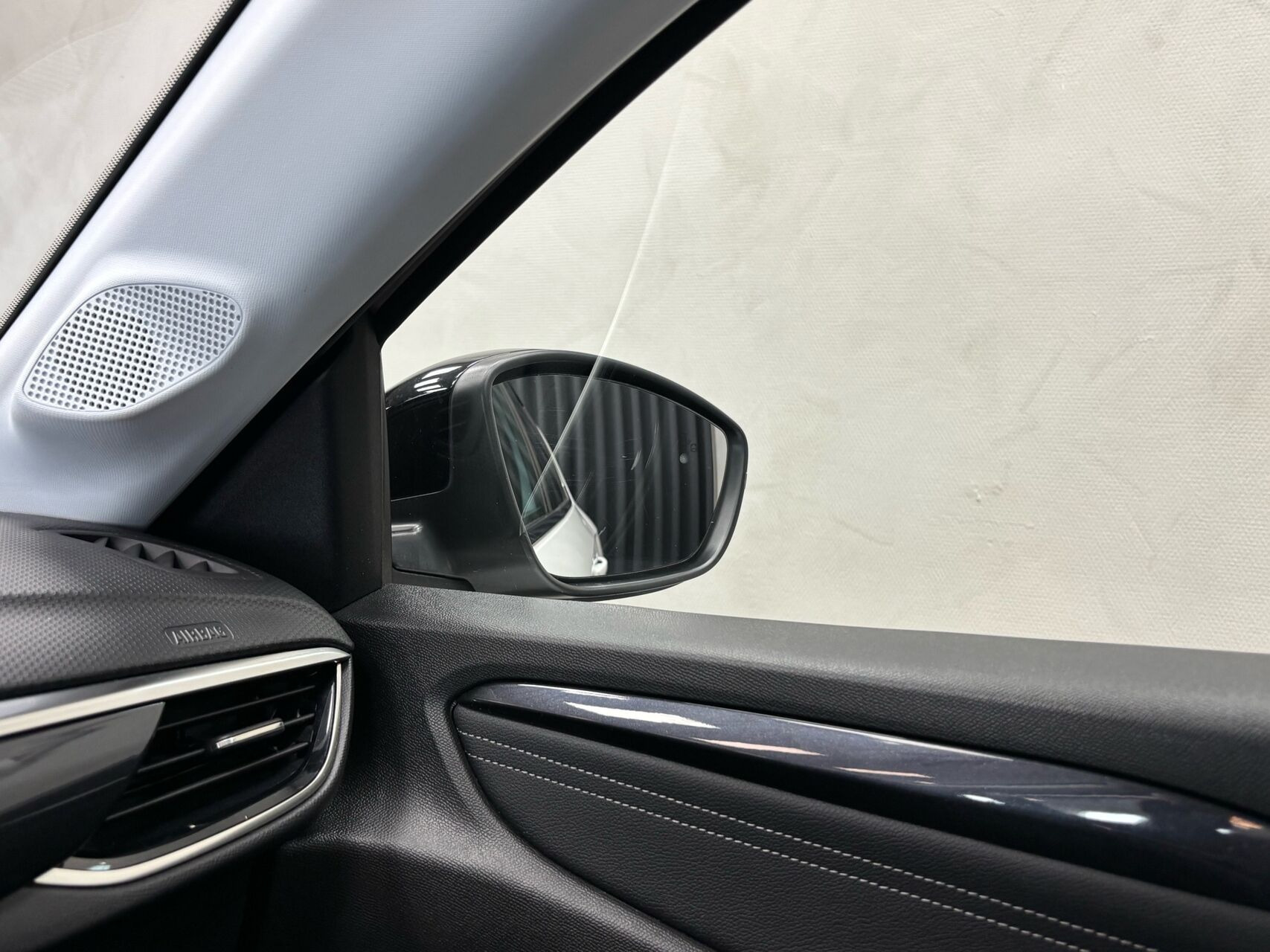 Hvid Opel Corsa fra 2020