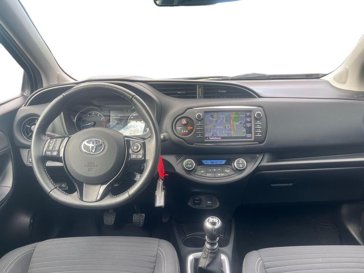 Sort Toyota Yaris fra 2018