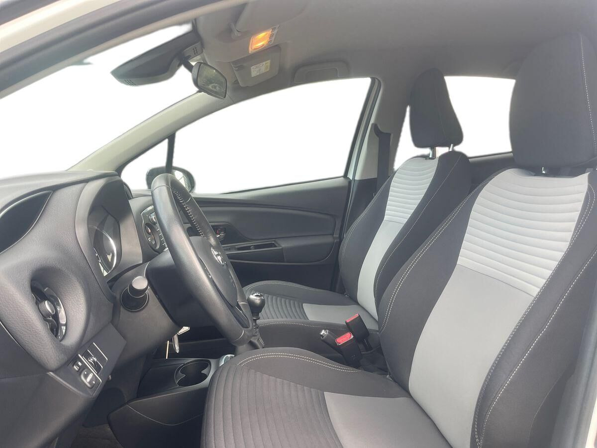 Sort Toyota Yaris fra 2018