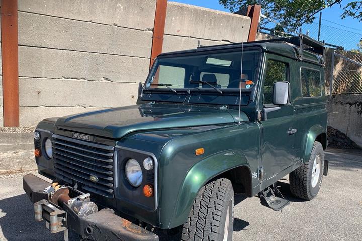 Grøn Land Rover Defender fra 1999