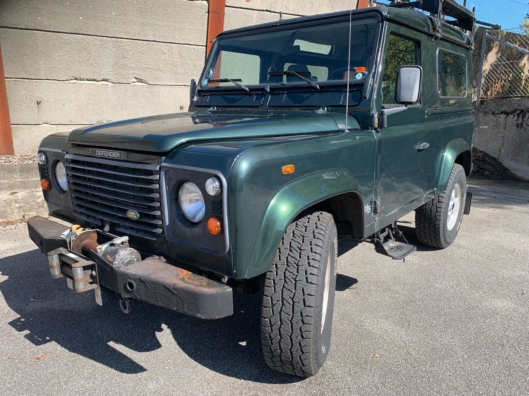 Grøn Land Rover Defender fra 1999