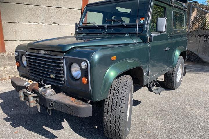 Grøn Land Rover Defender fra 1999