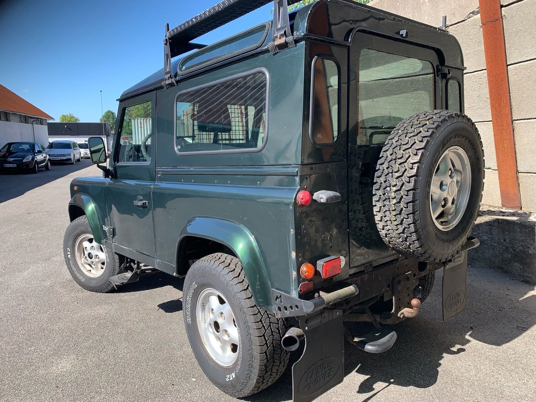 Grøn Land Rover Defender fra 1999