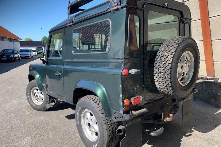 Grøn Land Rover Defender fra 1999