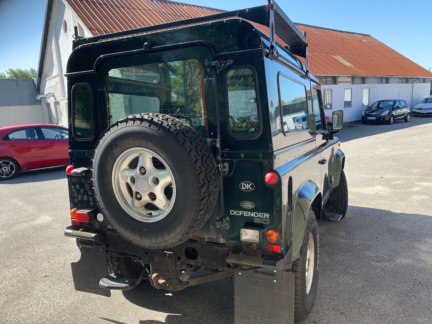 Grøn Land Rover Defender fra 1999