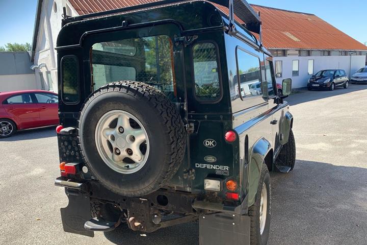 Grøn Land Rover Defender fra 1999