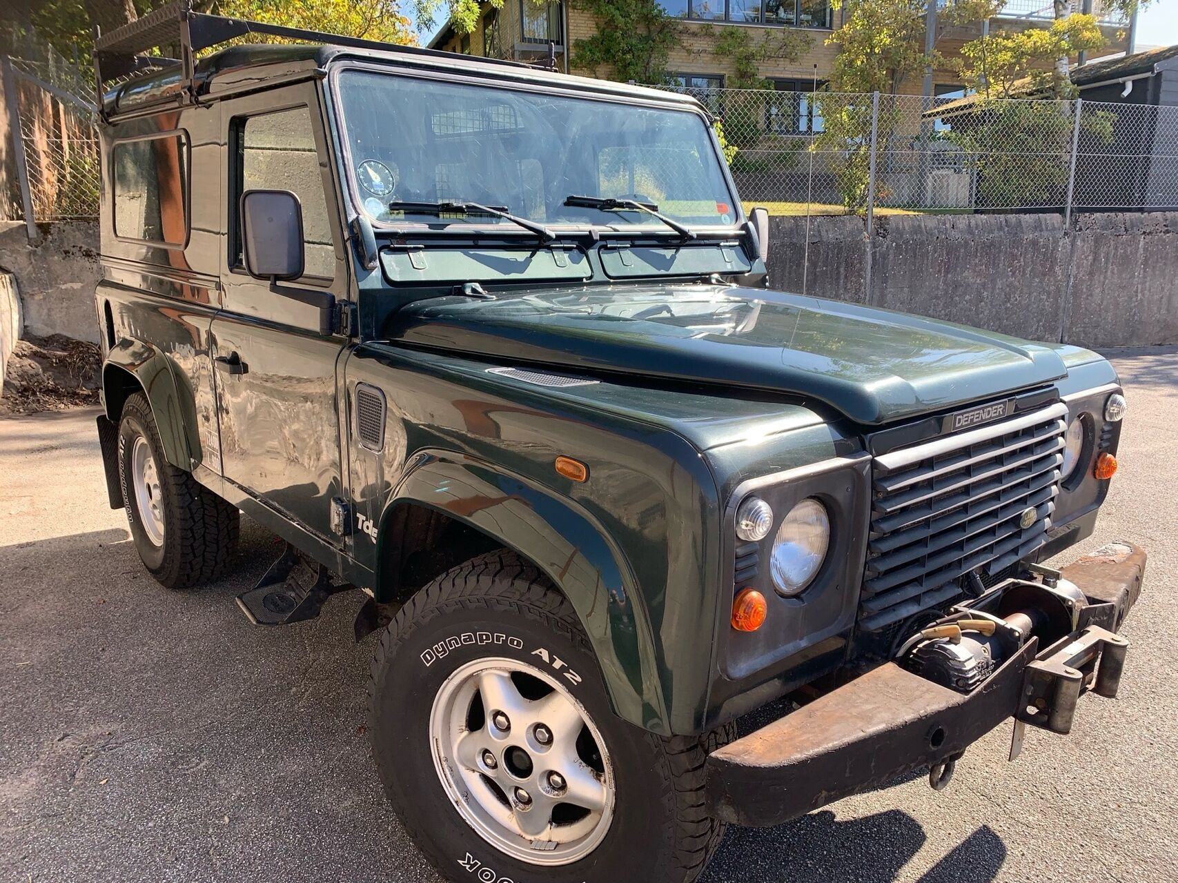 Grøn Land Rover Defender fra 1999