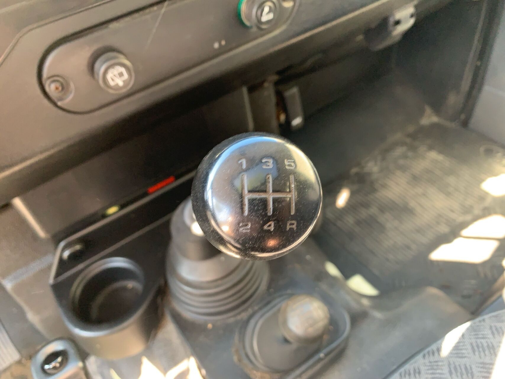 Grøn Land Rover Defender fra 1999