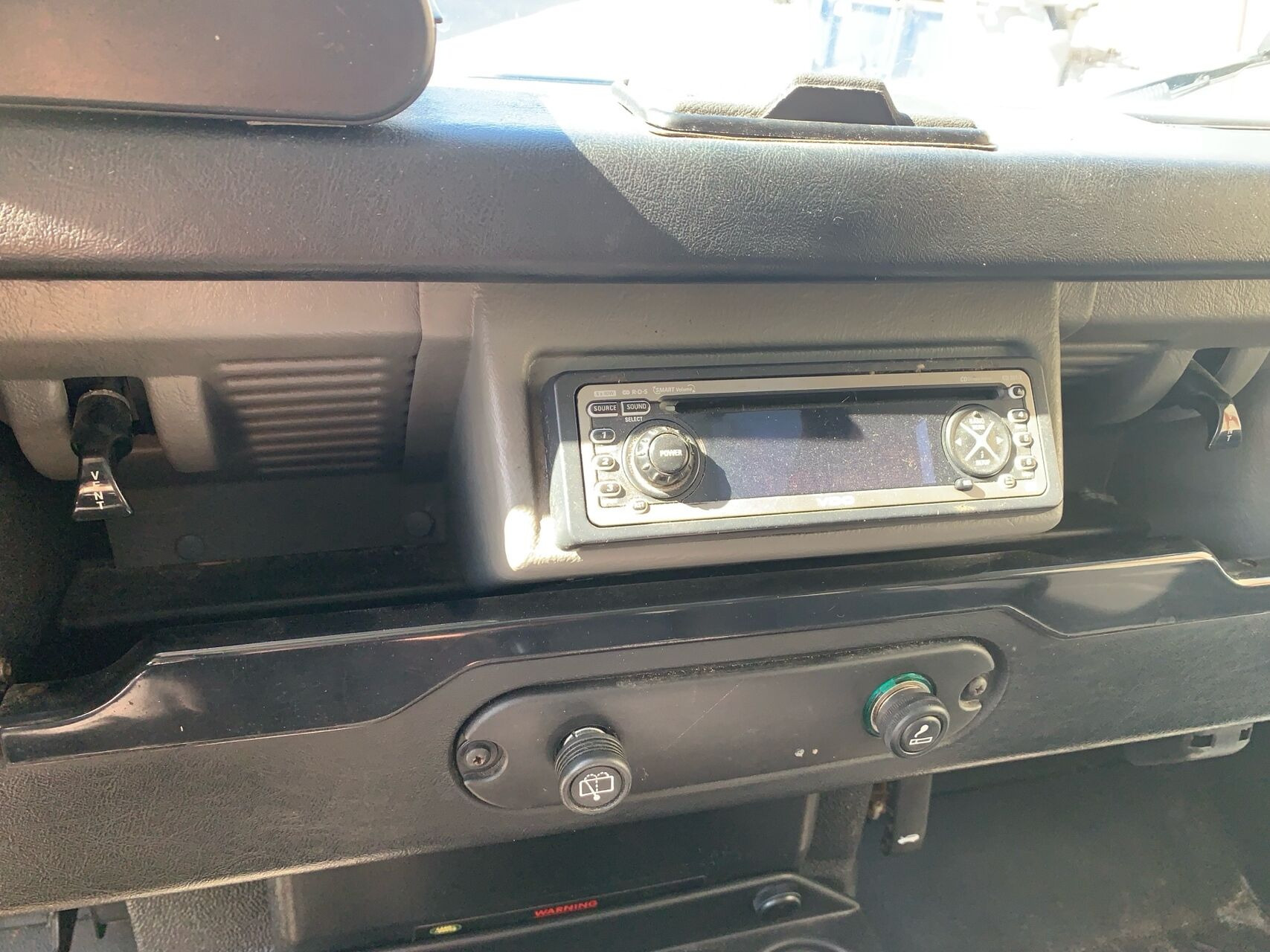Grøn Land Rover Defender fra 1999