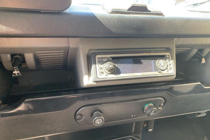Grøn Land Rover Defender fra 1999