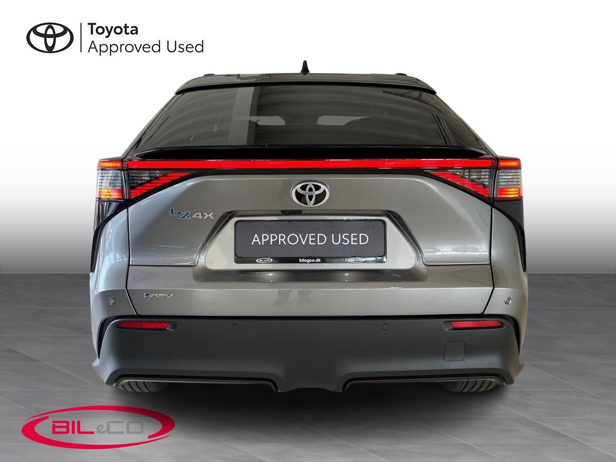 Grå Toyota BZ4X fra 2026