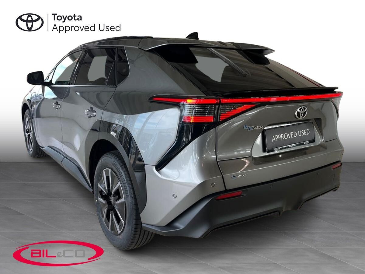 Grå Toyota BZ4X fra 2026
