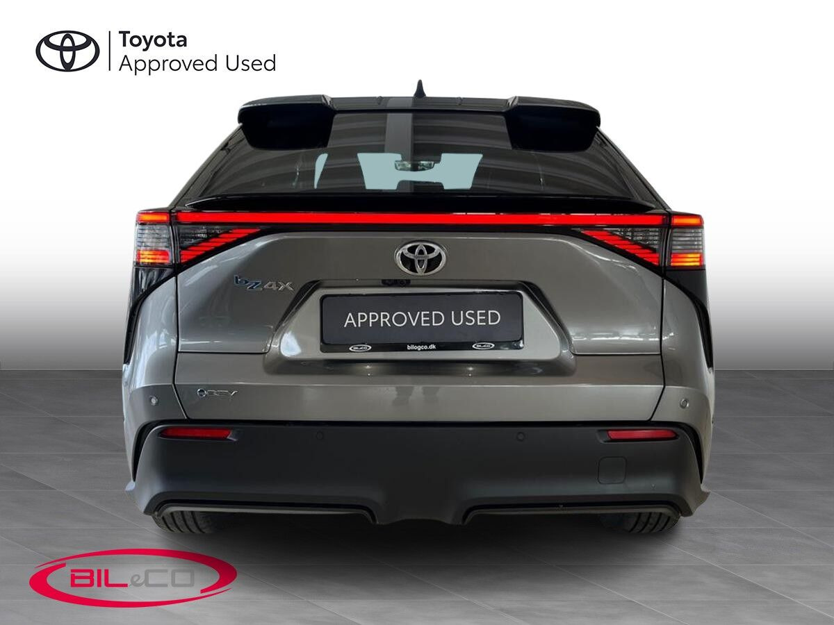 Grå Toyota BZ4X fra 2026
