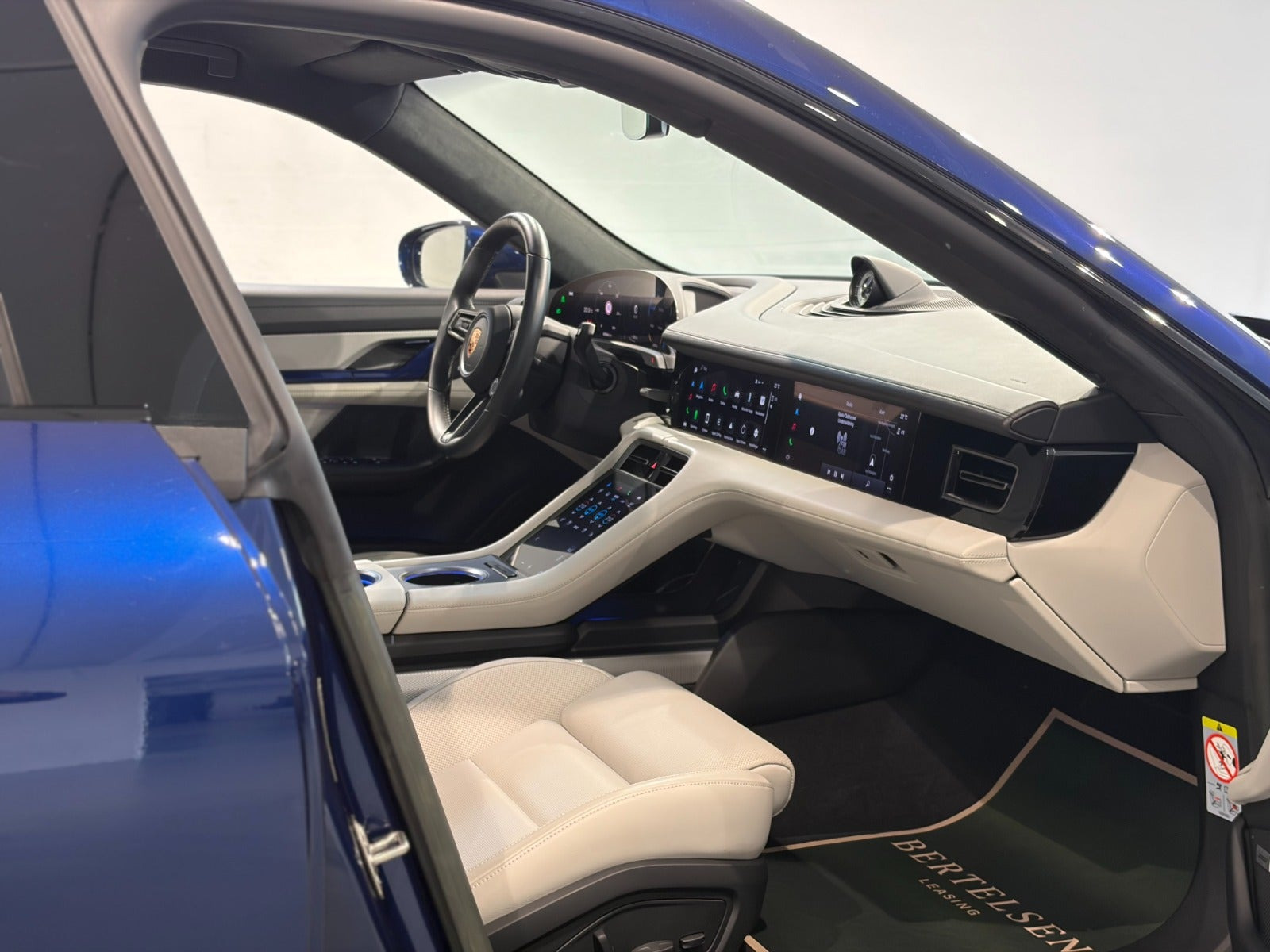 Blå Porsche Taycan GTS fra 2022