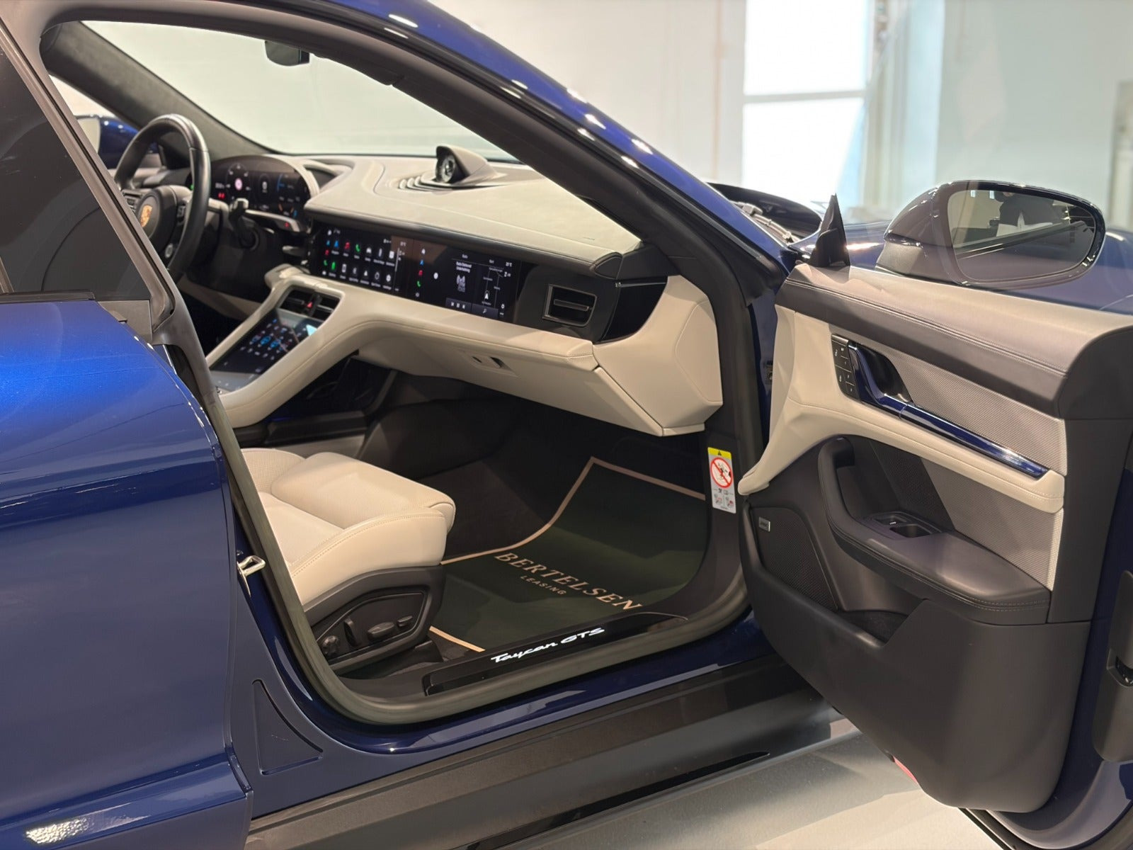 Blå Porsche Taycan GTS fra 2022