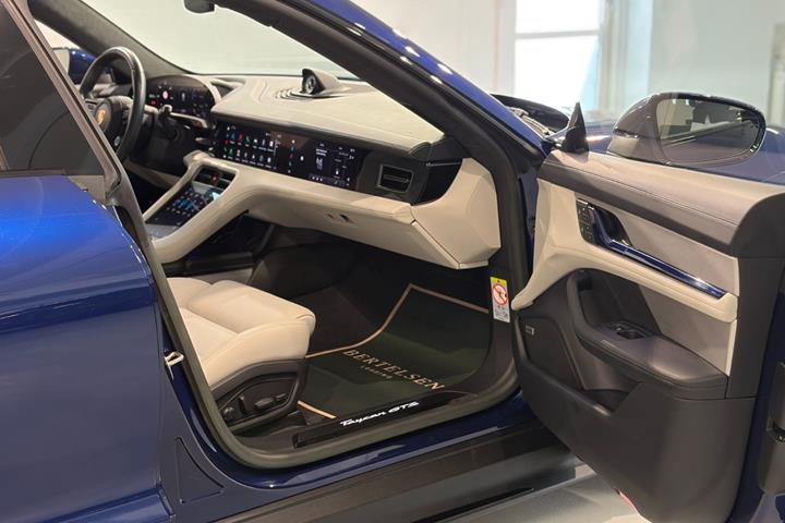 Blå Porsche Taycan GTS fra 2022