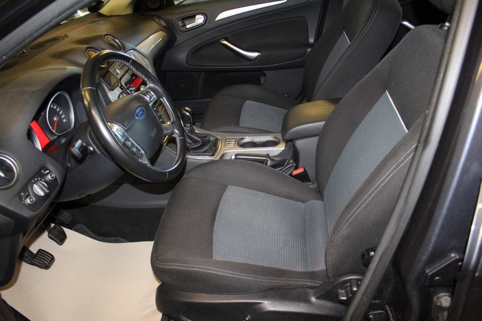 Grå Ford Mondeo fra 2010
