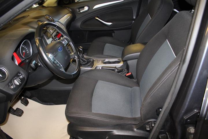 Grå Ford Mondeo fra 2010