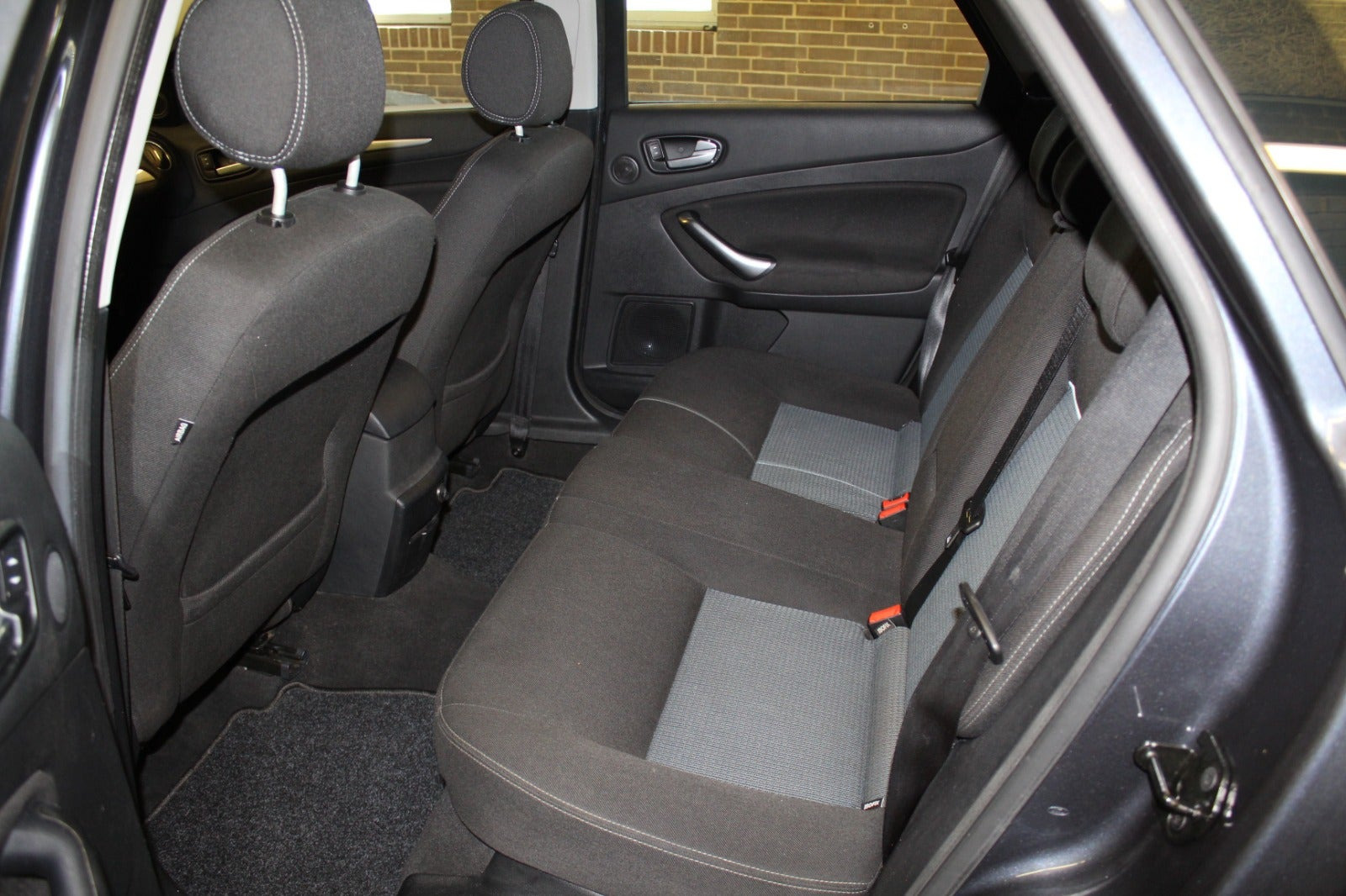 Grå Ford Mondeo fra 2010