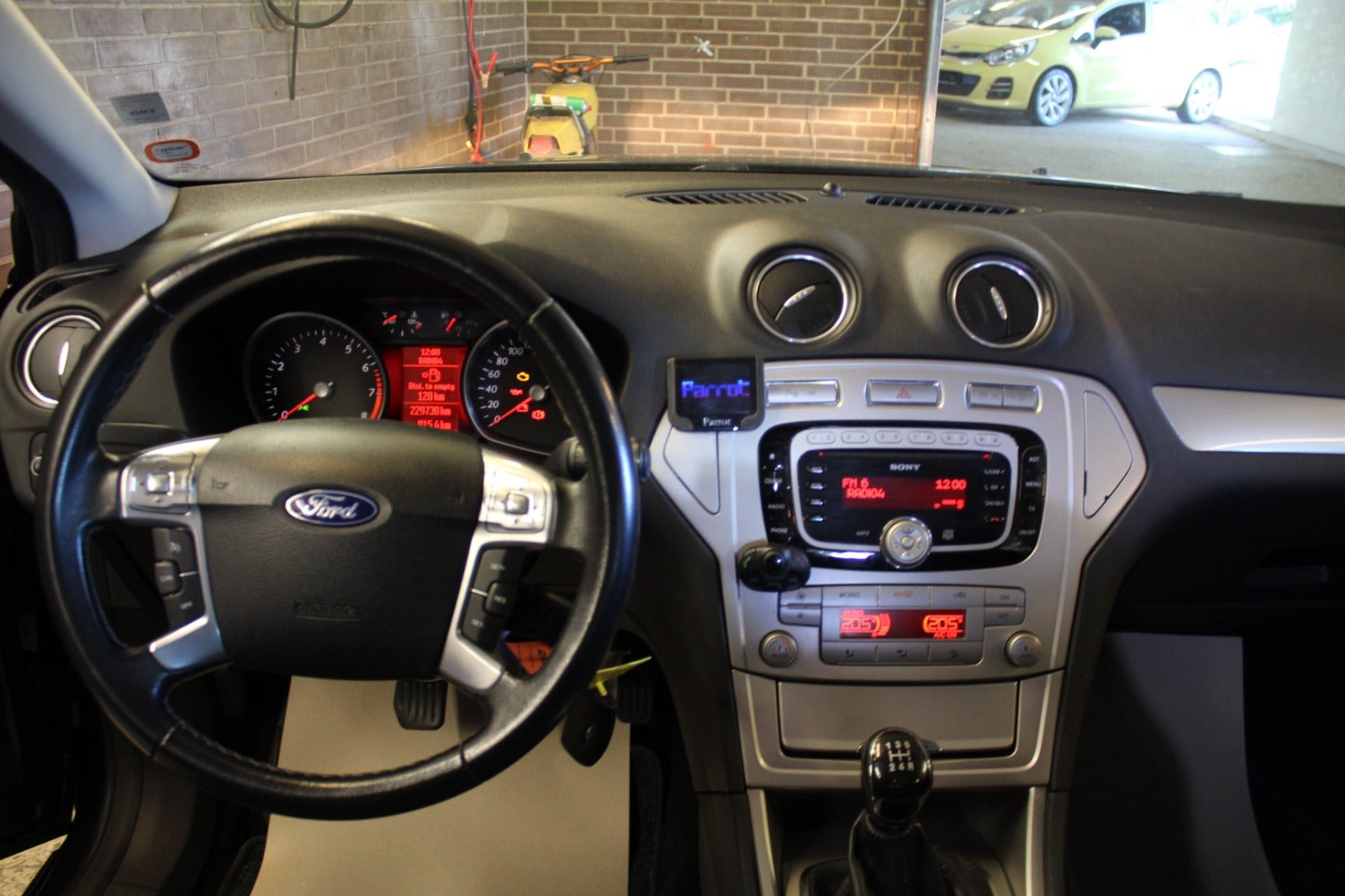 Grå Ford Mondeo fra 2010