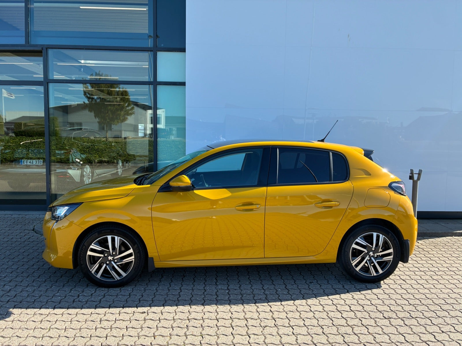 Gul Peugeot 208 fra 2020