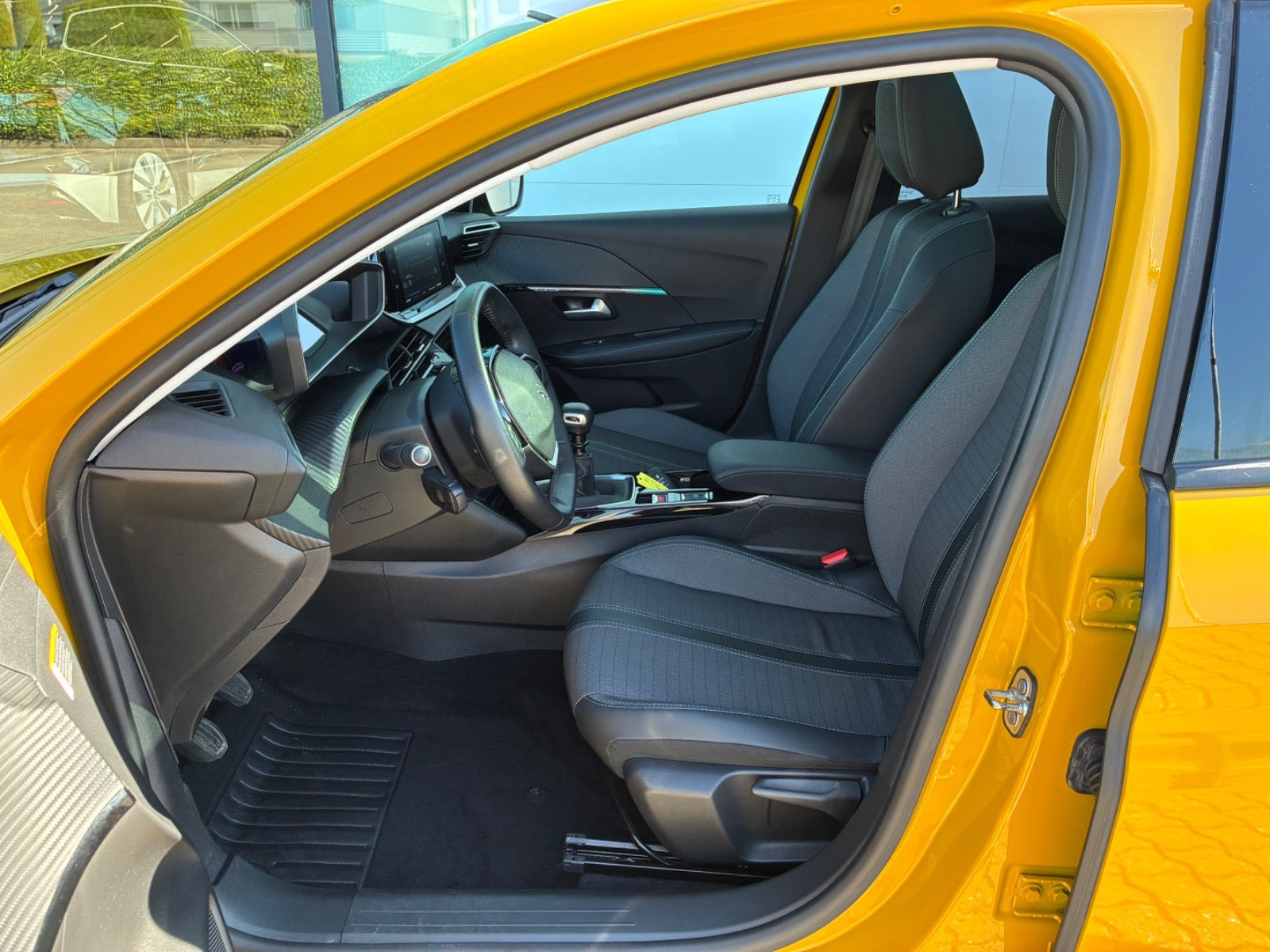 Gul Peugeot 208 fra 2020