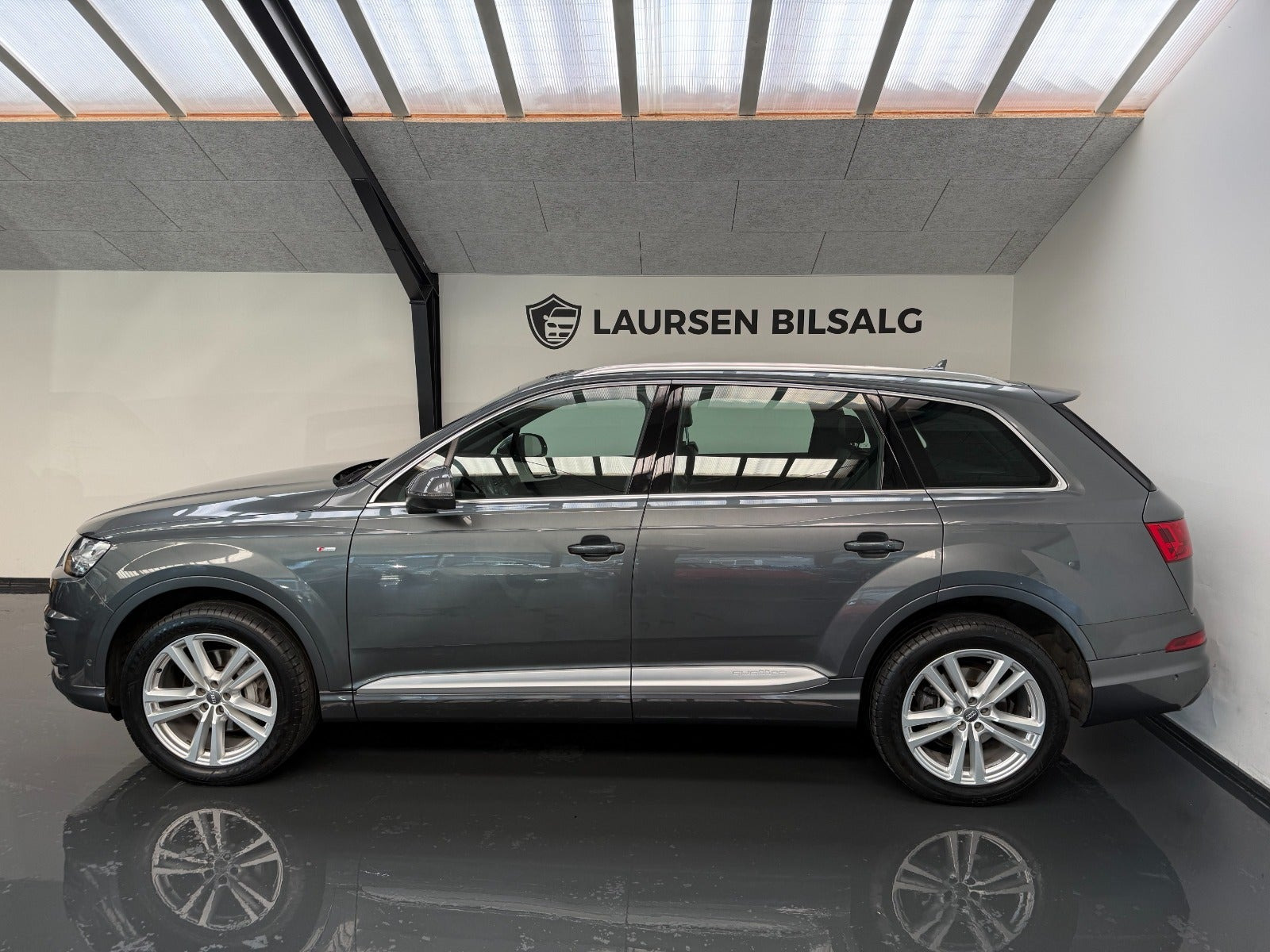 Grå Audi Q7 fra 2016
