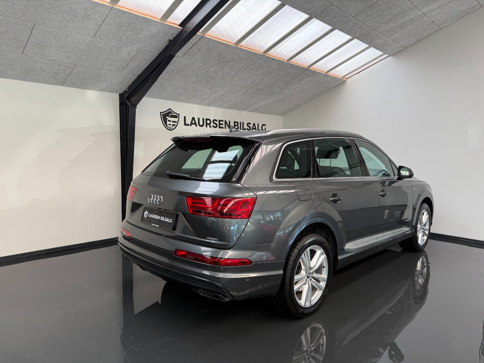Grå Audi Q7 fra 2016