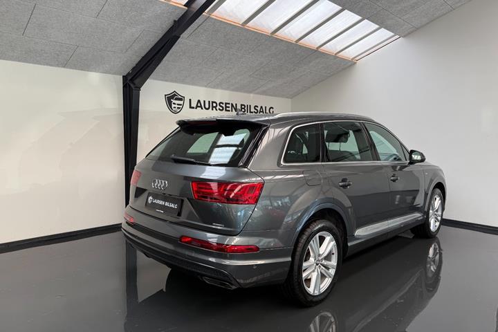 Grå Audi Q7 fra 2016