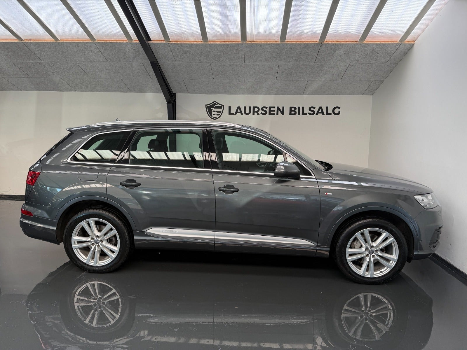 Grå Audi Q7 fra 2016