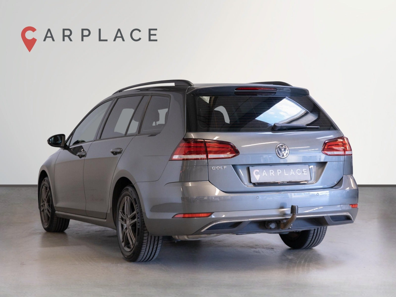 Grå VW Golf VII fra 2019
