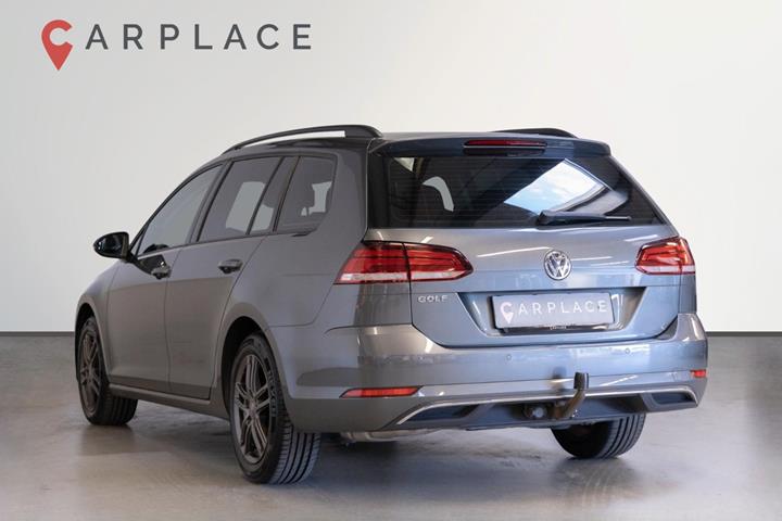 Grå VW Golf VII fra 2019