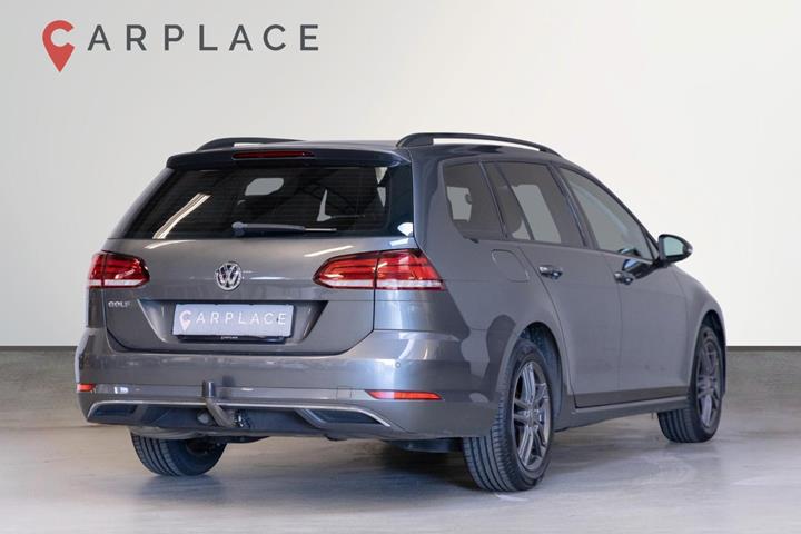 Grå VW Golf VII fra 2019