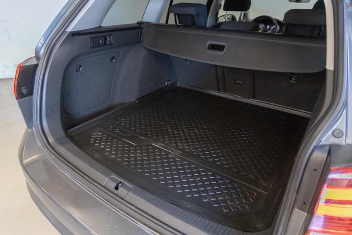 Grå VW Golf VII fra 2019