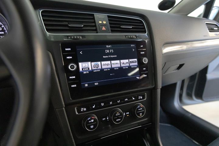 Grå VW Golf VII fra 2019
